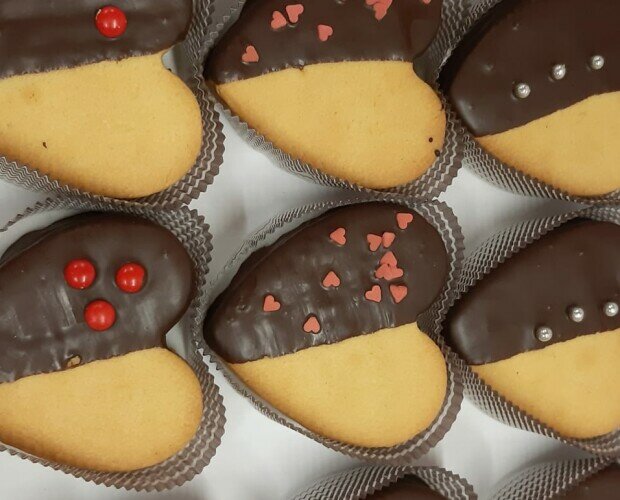 cuori ripieni san valentino. Frollini a forma di cuore ripieni di nutella decorati con cioccolato e confettini
