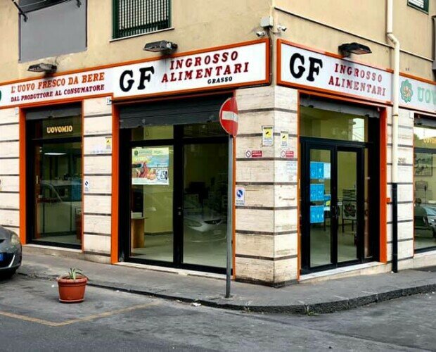 NEGOZIO UOVOMIO SRLS. Prospetto del nostro negozio di distribuzione ingrosso lato Via Monreale - Catania