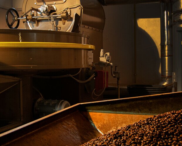 Inserimento del caffè nei silos. Dopo la tostatura, il caffè deve riposare per almeno 5 giorni nei silos