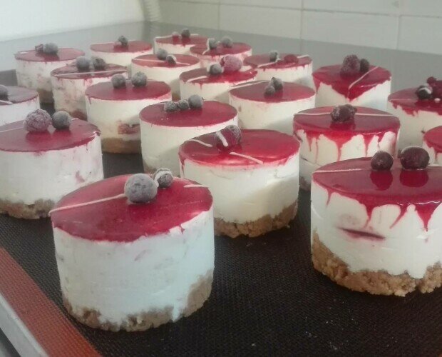 Monoporzioni cheesecake. Un ottimo dessert monodose ai frutti rossi da servire a tavola o vendere al banco