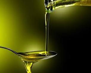 Olio extravergine. Olio prodotto con olive provenienti dalla nostra azienda agricola.