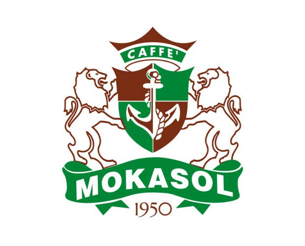 Mokasol Logo. Una corona che sovrasta uno scudo, raffigurante un'ancora, sostenuto da due leoni.