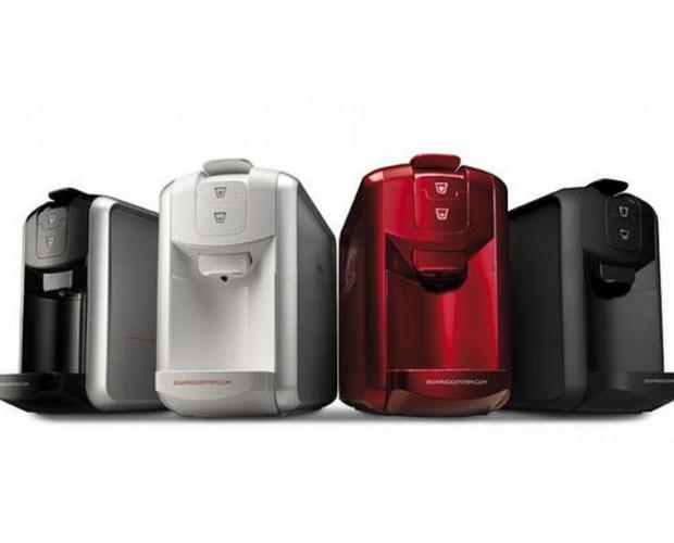macchine per il caffè espresso. Macchine ad alta tecnologia in quattro varianti di colore e dalle dimensioni ideali per ogni ambiente, con comandi che...