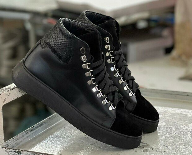 Sneakers Alte in pelle nera. Scarpe Made in Italy in vari pellami naturali, allacciatura con ganci ornamentali