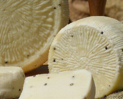 Pecorino Pepe Nero. formaggio a pasta morbida compatta con l’aggiunta di pepe nero in grani dal sapore