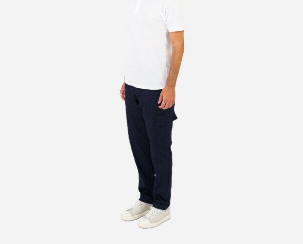 Pantalone da lavoro blu. Pantalone blu con due tasche inclinate sui fianchi, tasca posteriore,tascone laterale