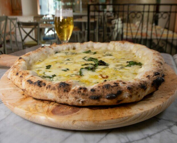 Pizza Quattro Formaggi. Fior di Latte Campano Emmental Gorgonzola Grana Padano DOP Olio EVO Basilico